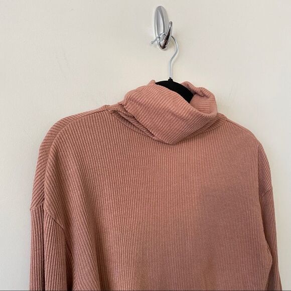 Tiger Mist - Sugar Ribbed Cropped Turtleneck (Large) - Picture 7 of 13